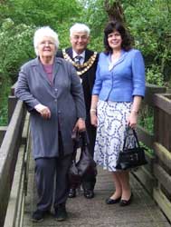 Stephanie Cole with Mayor and Mayoress of Solihull at Ravenshaw, May 2008