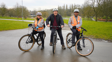 Councillor Hawkins with staff and bikes