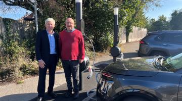Qwello UK’s Managing Director, Martin Hale (left) and Councillor Andy Mackiewicz, Cabinet Portfolio Holder for Climate Change and Planning (right) standing in front of recently installed Qwello infrastructure in at Knowle shoppers car park