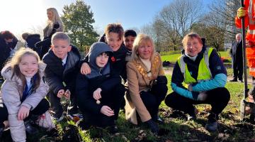 Children from St Anthony’s Catholic Primary School join the Mayor of Solihull to plant bulbs in Kinghurst Park 